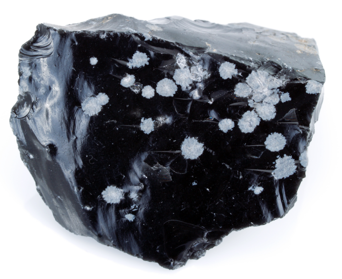 Снежный обсидиан минерал. Обсидиан кристобалит. Обсидиан вулканическое стекло минерал. Обсидиан Кристалл неограненный. Камень снежный обсидиан